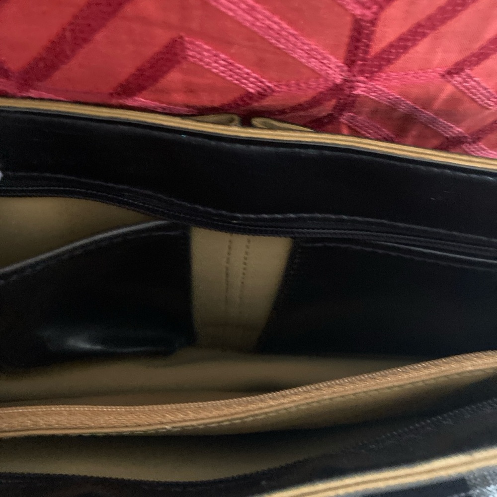 EUC Mondani black leather shoulder bag. Cute stylish bag - Picture 7 of 8
